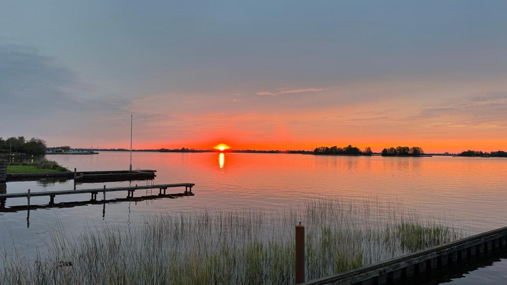 Plassenzicht Logies & Sloepverhuur Loosdrecht Exterior photo